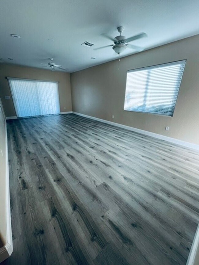 Building Photo - Charming 3 Bedroom in 55+ Solera, Laminate...