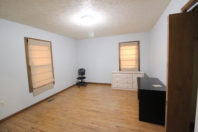 Building Photo - 706 Greenbriar Dr