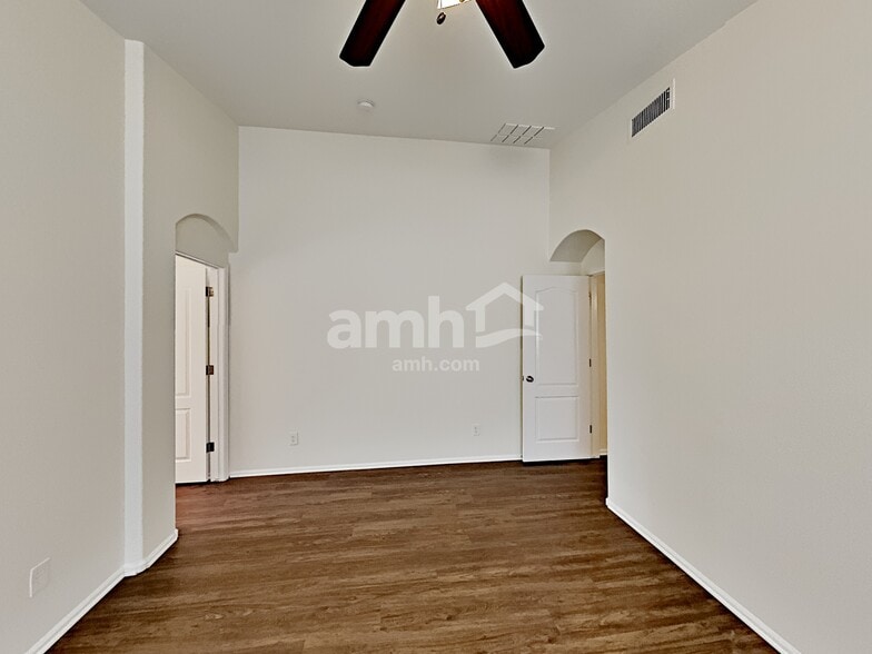 Building Photo - 15848 W Linden St