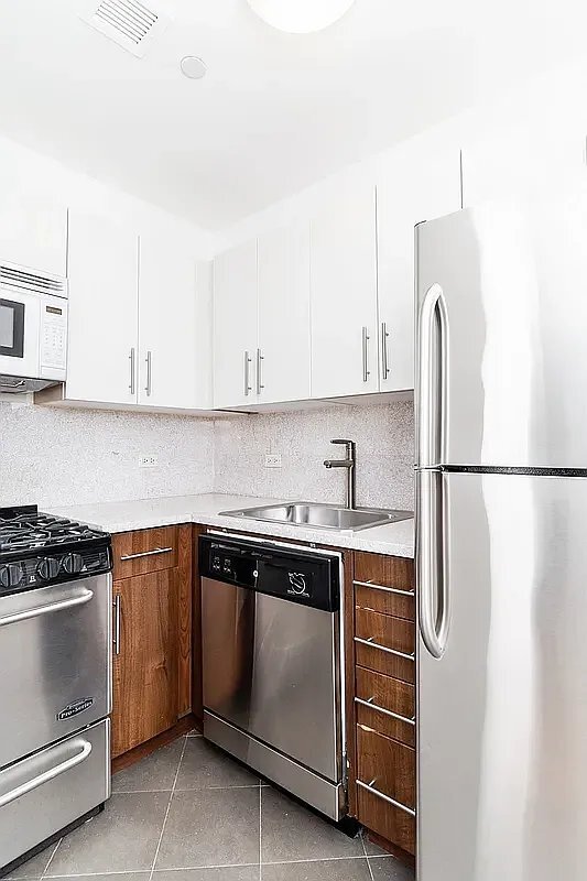 Building Photo - 30 W 18th St