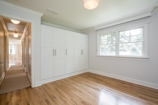 Building Photo - 395 Taconic Rd