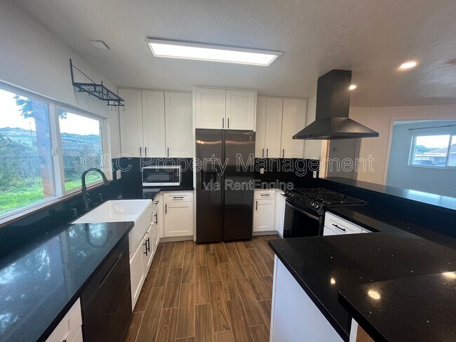 Building Photo - 1770 Luxton St