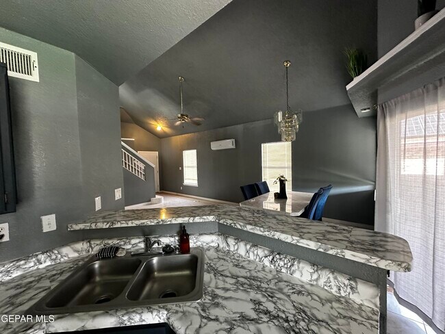 Building Photo - 3181 Queens Garden Cir