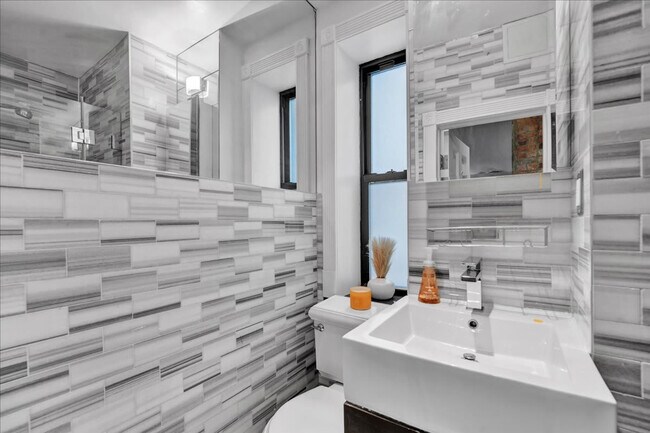 Building Photo - 340 E 18th St