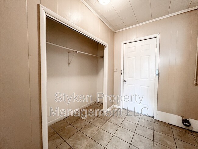 Building Photo - 247 S 5th Ave