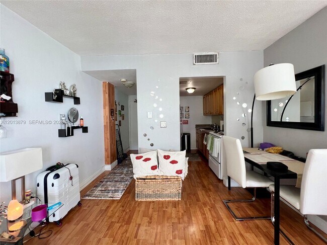 Building Photo - 7545 E Treasure Dr