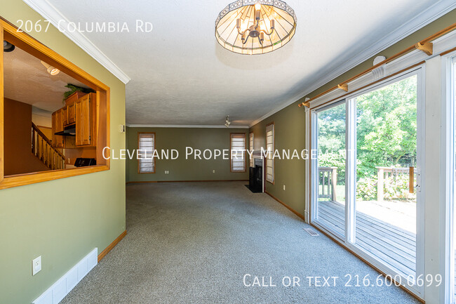 Building Photo - Spacious and Updated Colonial