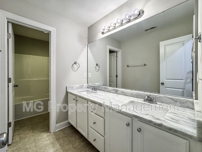 Building Photo - 2056 Oxford Heights