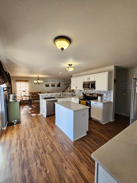 Building Photo - 9585 Castle Oaks Dr