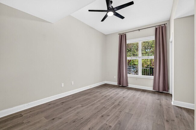 Building Photo - Modern Comfort in the Heart of Johns Island