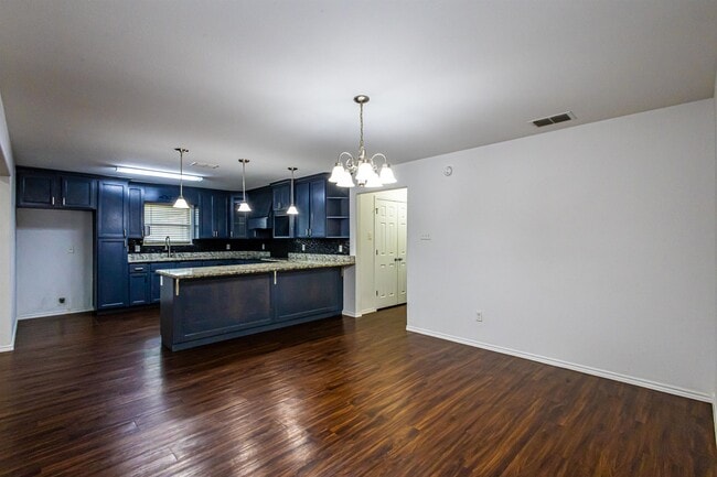 Building Photo - 5520 Stallion Ln