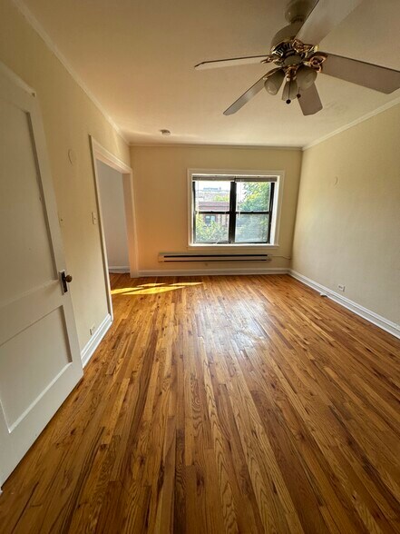 Building Photo - 556 W Wellington Ave