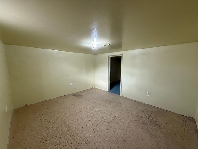 Building Photo - Two bedroom, one bathroom, pet friendly home located in Scottsbluff, NE.