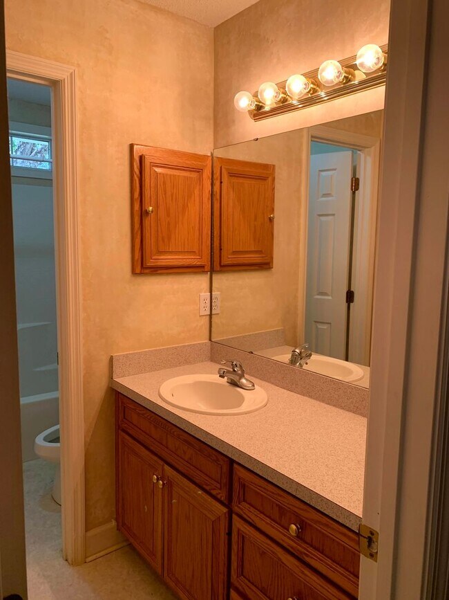 Building Photo - Beautiful 4-Bedroom Valdosta Home with Sun...