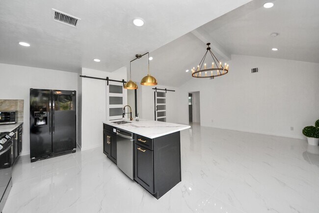 Building Photo - 22810 Deville Dr