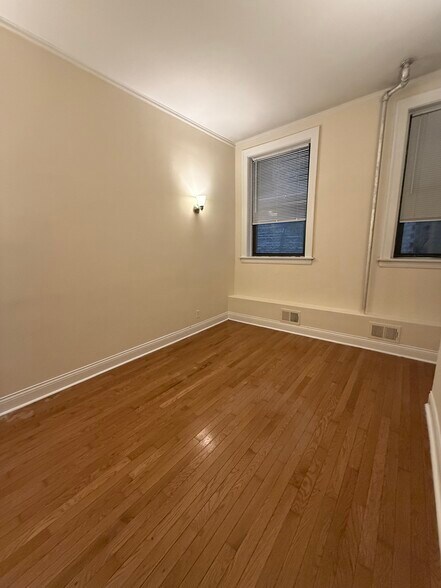 Building Photo - 4647 N Paulina St