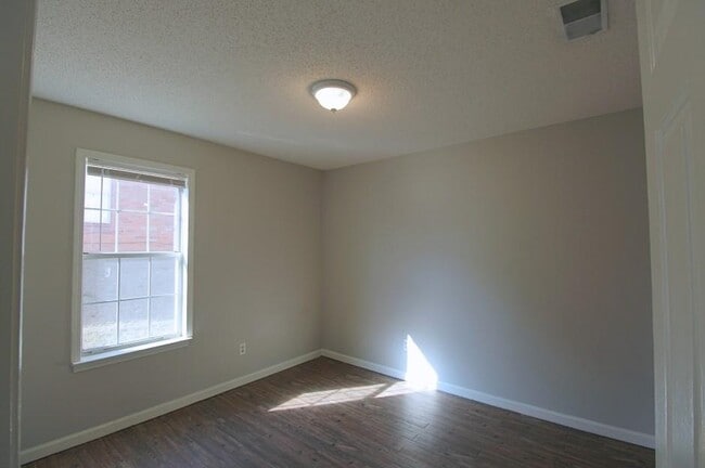 Building Photo - 5558 Oak Branch Cir N