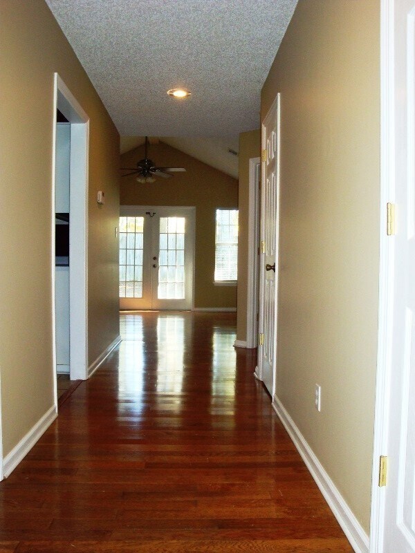 Building Photo - Comfortable 3BR/2BA Home with Open Floor Plan, Vaulted Living Room & Privacy-Fenced Backyard