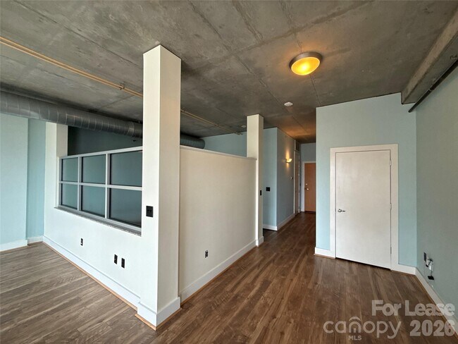 Building Photo - 505 E 6th St