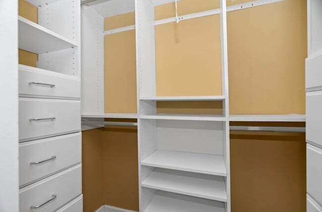 Building Photo - 4343 N Clarendon Ave