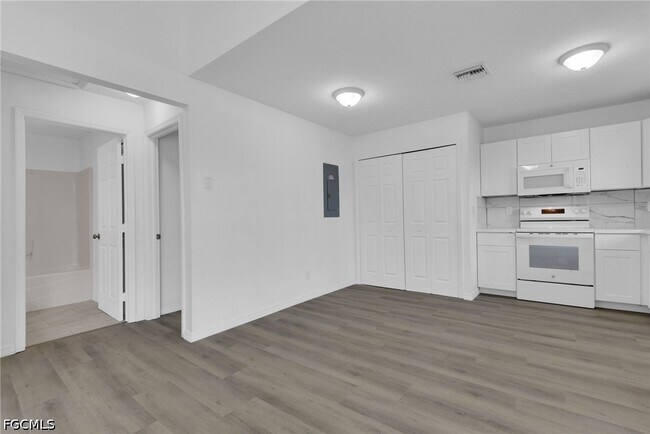 Building Photo - 128 Harold Ave S