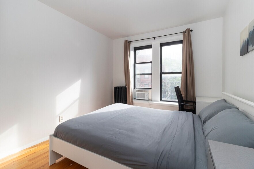 Building Photo - 130 E 95th St