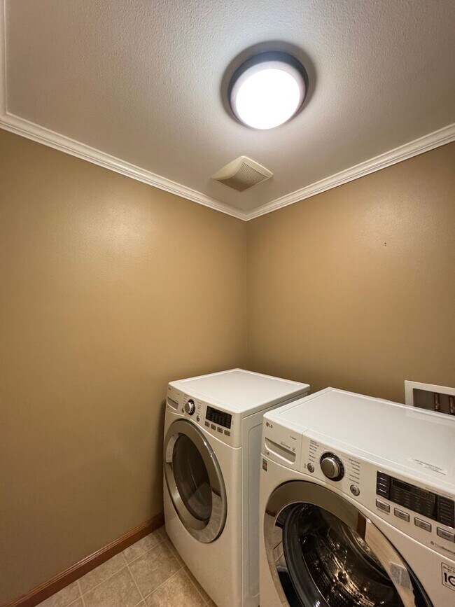 Building Photo - Spacious 4-Bedroom Home for Rent in Woodinville