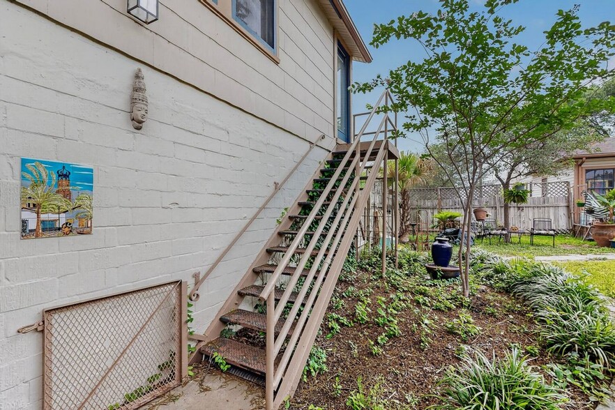 Building Photo - 526 W Lynwood Ave