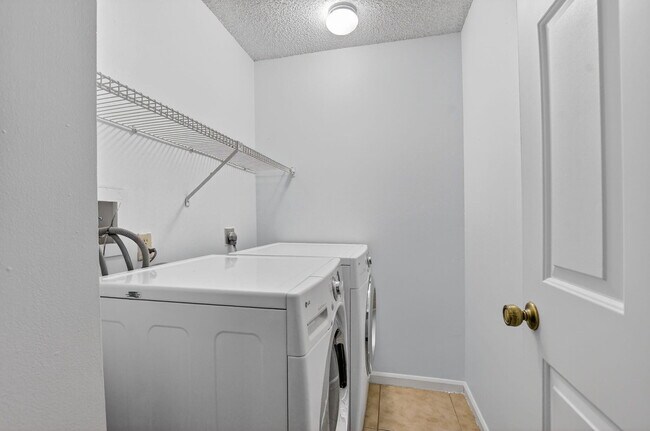 Building Photo - 5530 Coach House Cir