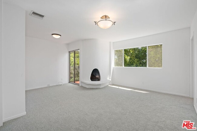 Building Photo - 2492 Banyan Dr