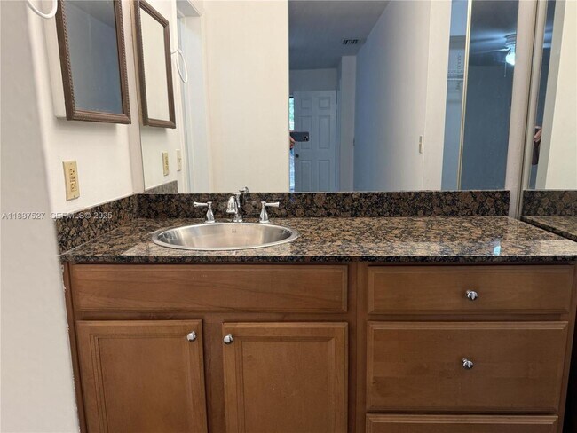 Building Photo - 2902 Carambola Cir N