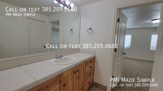 Building Photo - 3042 E Somerset Dr