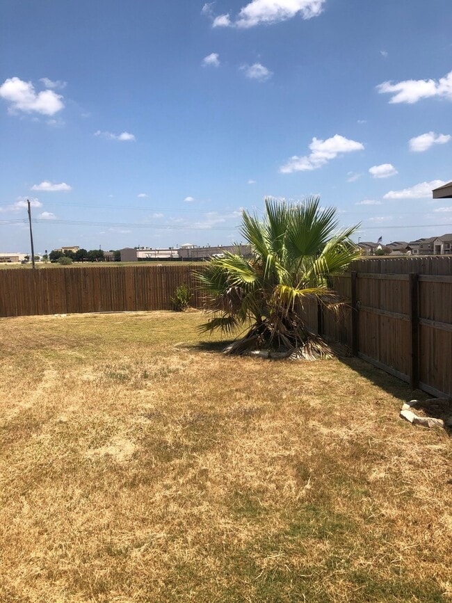 Building Photo - BEAUTIFUL 4 BEDROOMS / 2 BATH HOME IN HUNT...