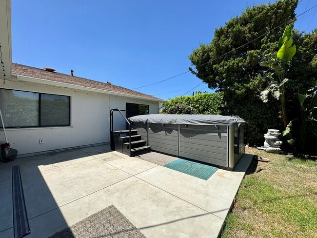 Building Photo - Excellent Location! 4Bed 2Bath Wood Floori...