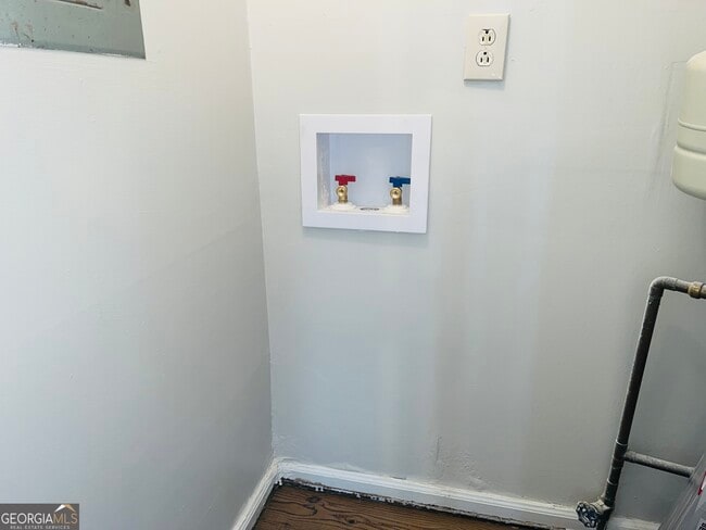 Building Photo - 17 Curran Ave