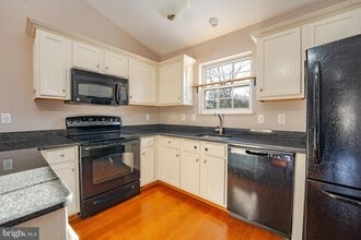 Building Photo - 558 London Ct