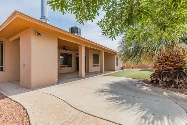 Building Photo - Beautiful Home in the Golf Course Area