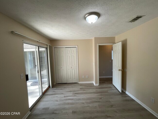 Building Photo - 140 Treasure Palm Dr