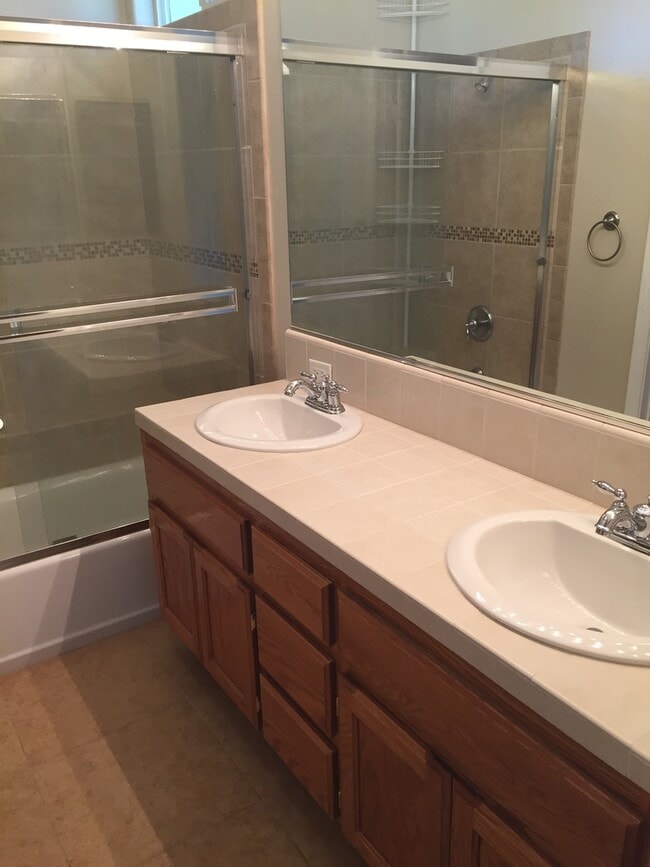 Building Photo - SW Bakersfield 3 Bedroom 2 Bath + office