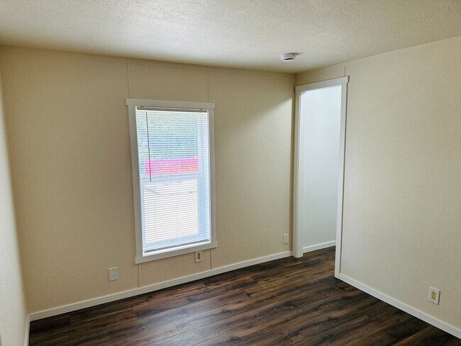 Building Photo - Newly Remodeled Acreage Property