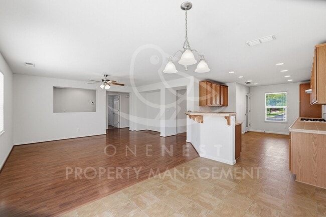 Building Photo - 3 Bedroom 2 Bathroom Plumas Lake, Move in Ready