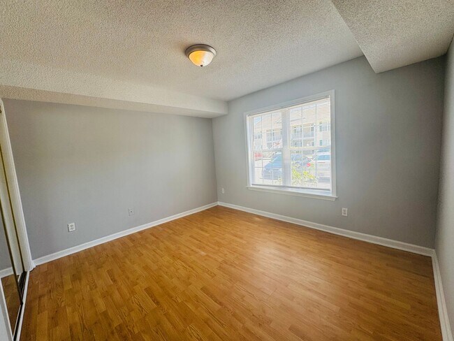 Building Photo - ~~HORTON PLACE ~~ FIRST FLOOR CONDO ~~