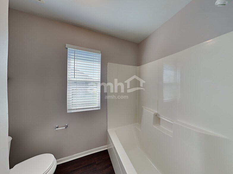 Building Photo - 1401 Roth Dr
