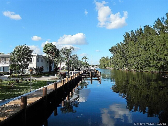 Building Photo - 6471 Bay Club Dr