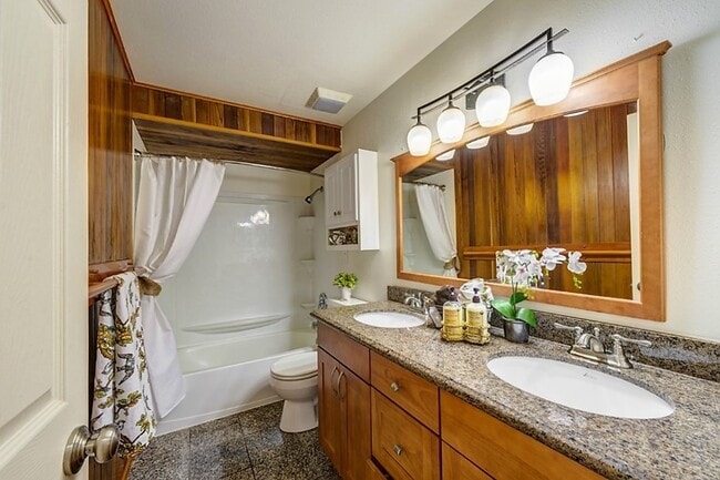 Building Photo - Spacious Redmond 3 BR Home - Close to Parks and Microsoft