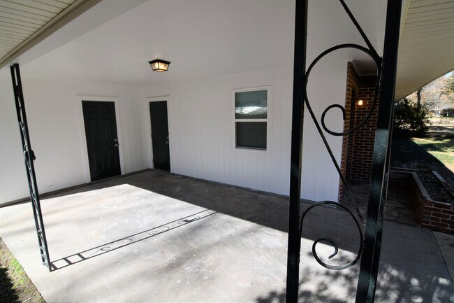 Building Photo - Must See!  Newly renovated, 3 bedroom, 1 bath home in Brownsfield off Plank Road