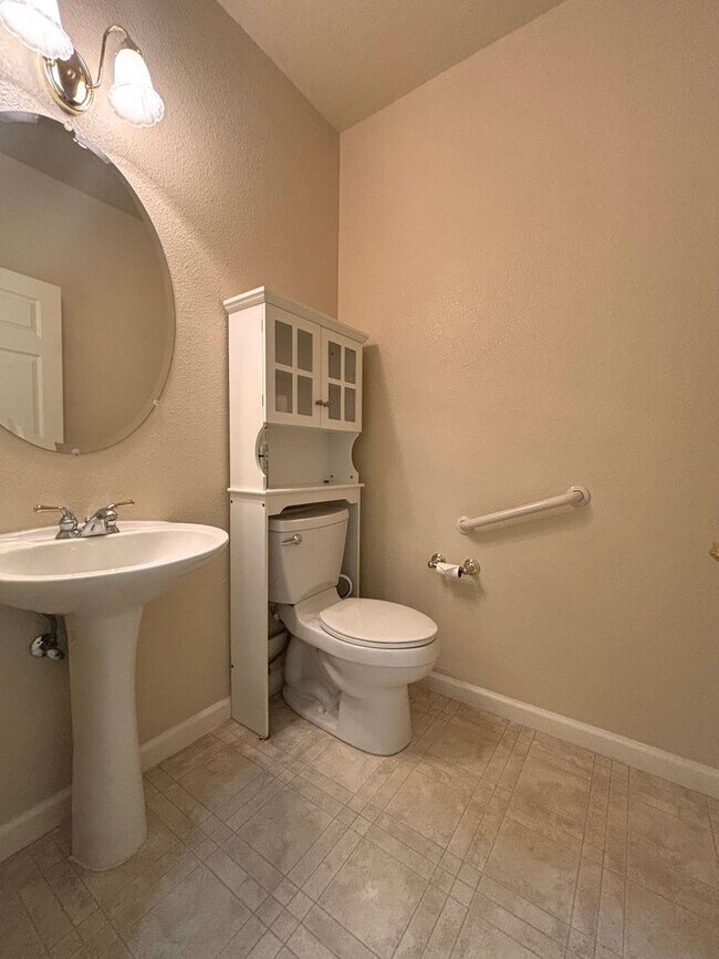 Building Photo - Gorgeous 3 Bed 2.5 Bath with SOLAR! 55+ Community
