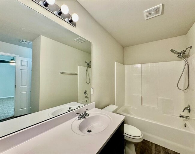 Building Photo - 933 Klare Ln
