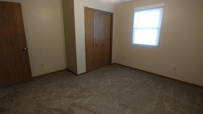 Building Photo - 207 N Elm St