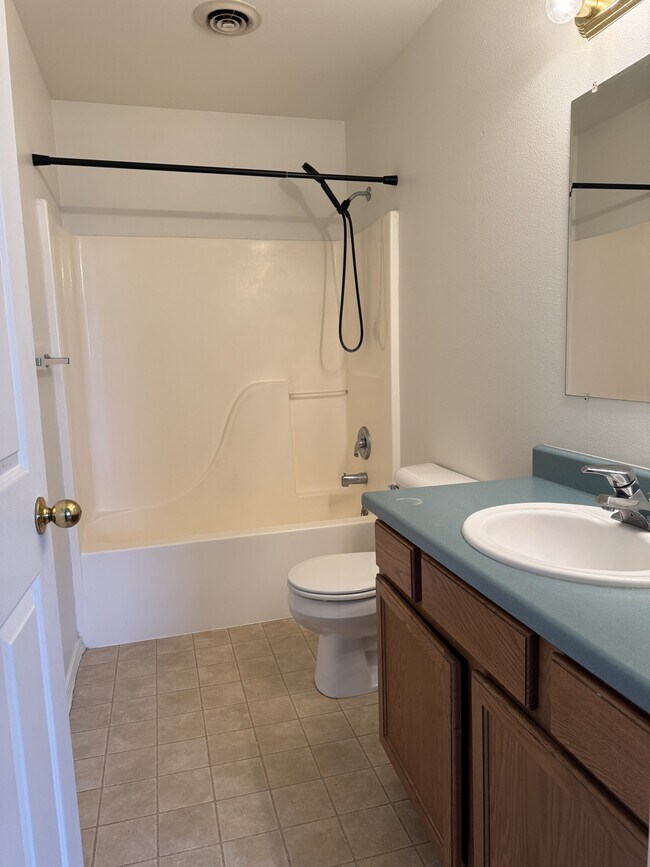 Building Photo - 210 Show PlaceUnit C